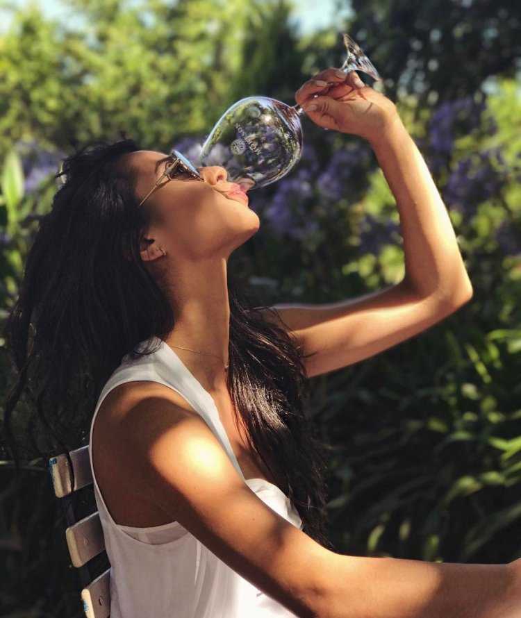 Девушка брюнетка с бокалом