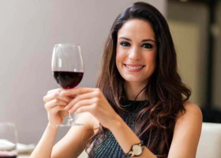 Девушка бокалом вина фильмы