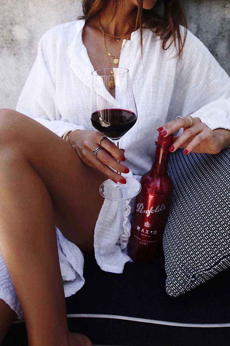 Женщина с бутвлкой Аинс