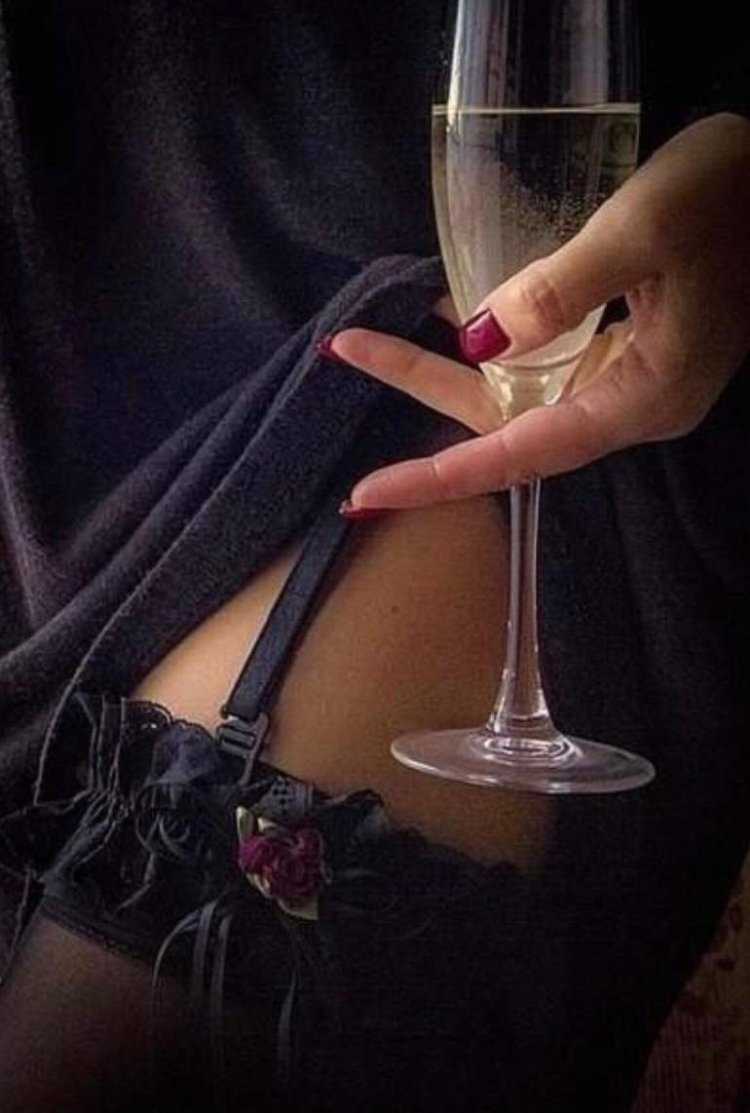 Девушка с бокалом вина