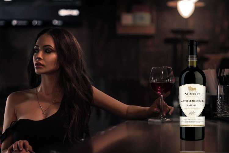 Девушка с бокалам брюнетка2