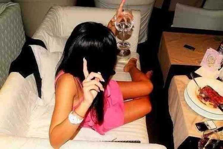 Девушка брюнетка со спины в ресторане