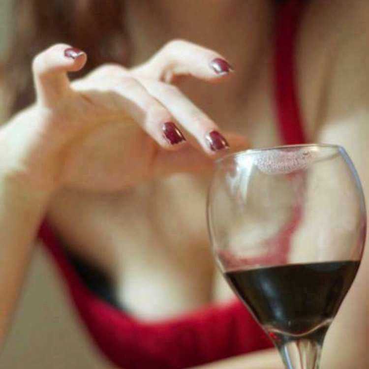 Девушка с бокалам брюнетка36