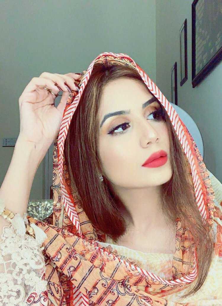 Стильная Туркменская девушка с закрытым лицом