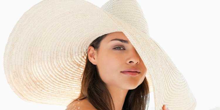 Девушка в шляпке летом