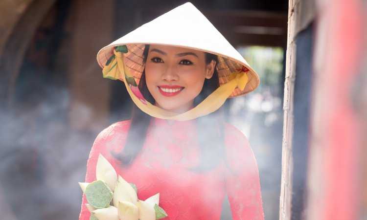 Вьетнамская женщина в шляпе