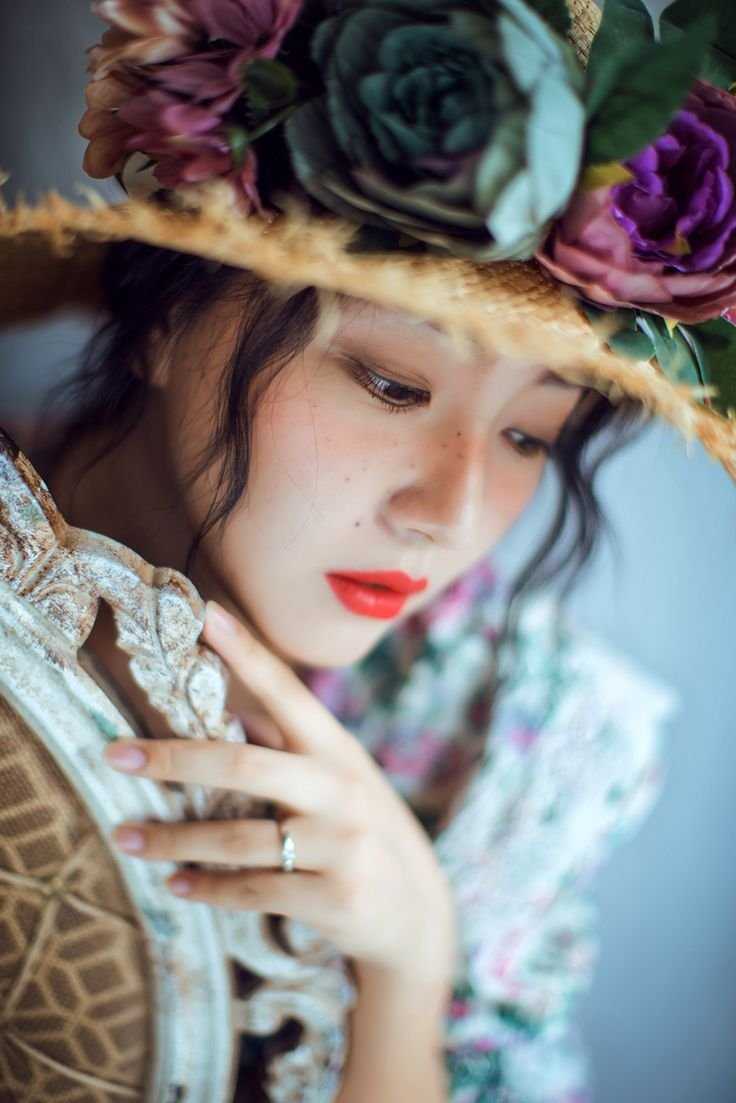 Девушка в шляпе с цветами