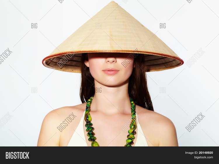 Девушка в китайской шляпе