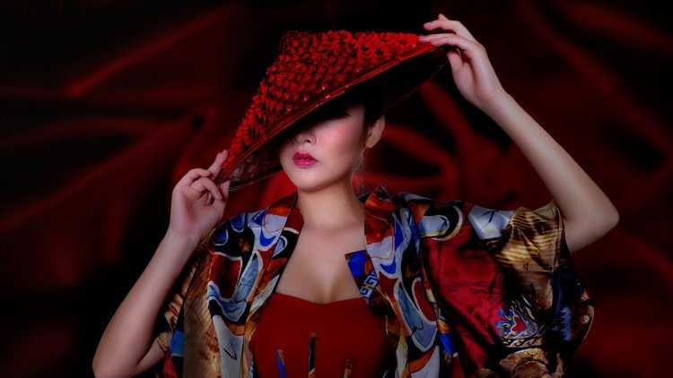 Девушка в азиатской шляпе
