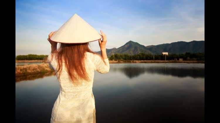 Вьетнамская девушка в шляпе