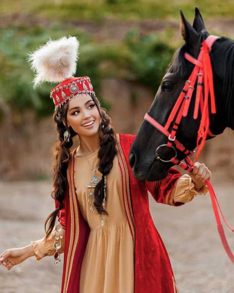 Девушка в казахском костюме