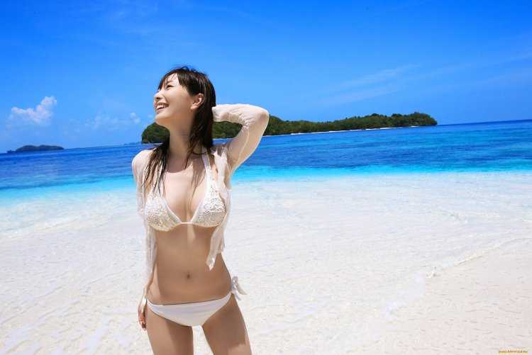 Ко Сибасаки в купальнике