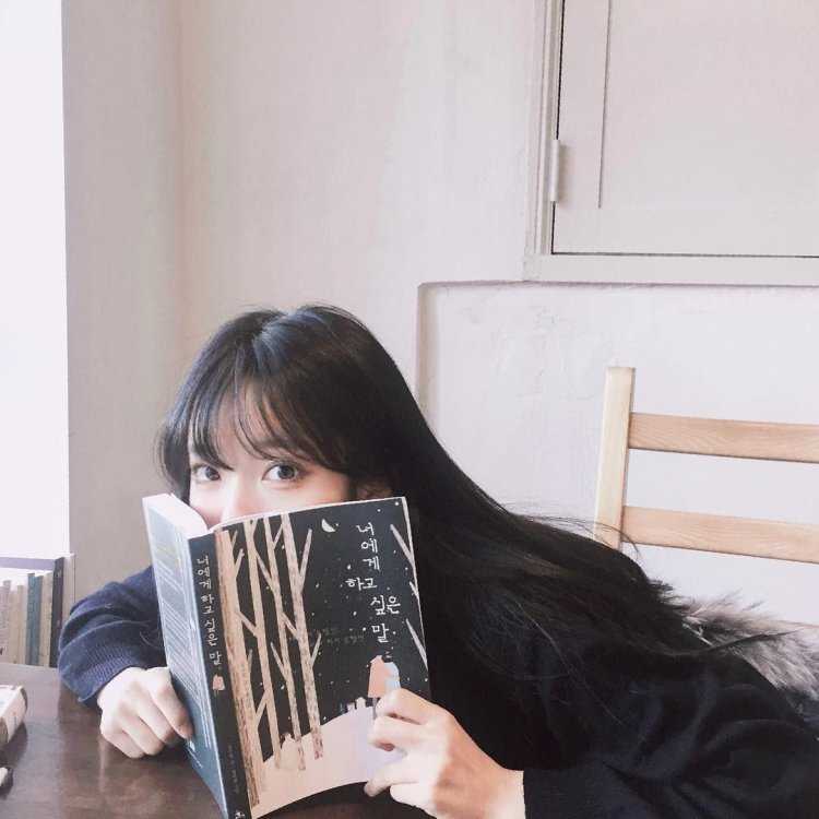 Девушка кореянка с книгой