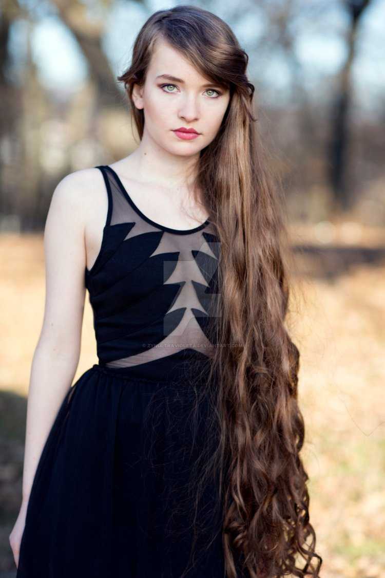 Женщина с длинными волосами