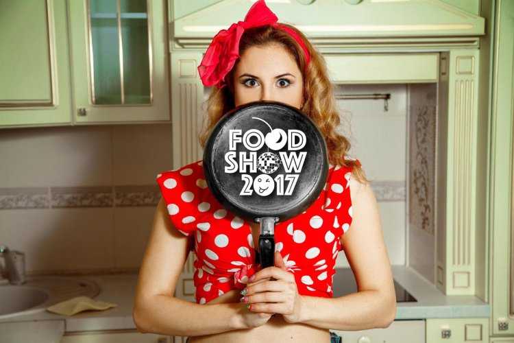 Девушка со сковородой