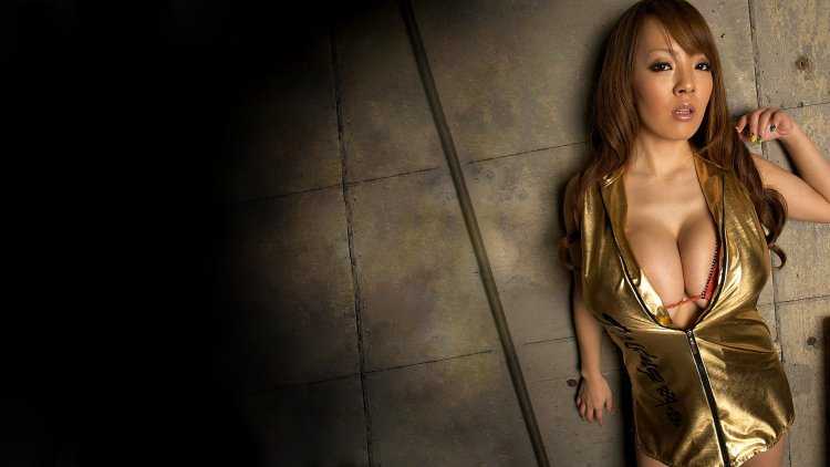 Хитоми Танака в бюстгальтере