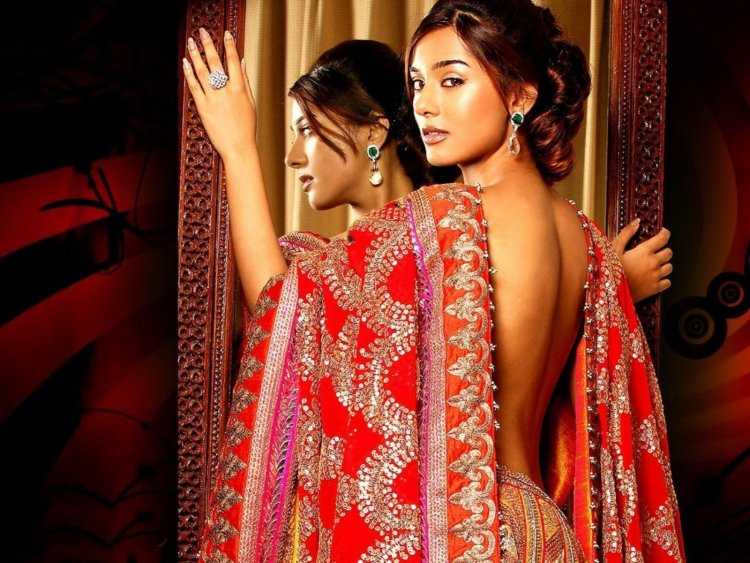 Амрита РАО ножки