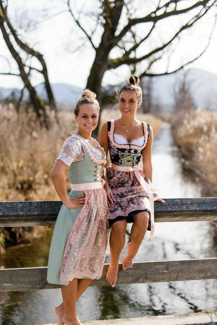 Немки дирндль босиком