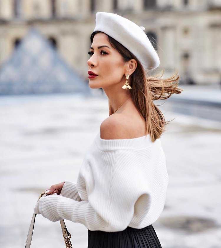 Девушка с батоном