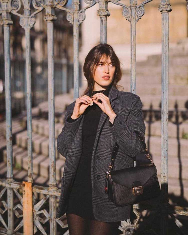 Taylor LASHAE С сигаретой