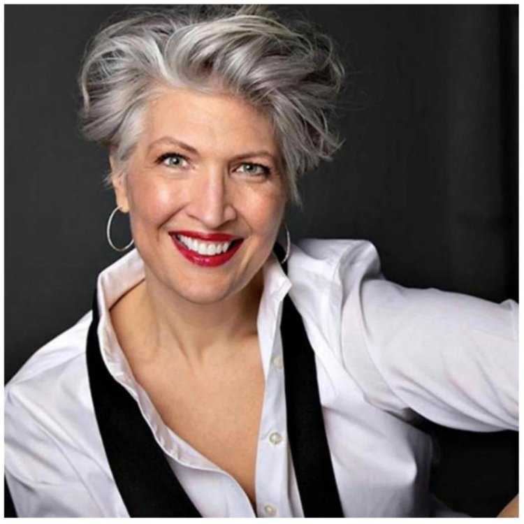 Кей попер с седыми волосами