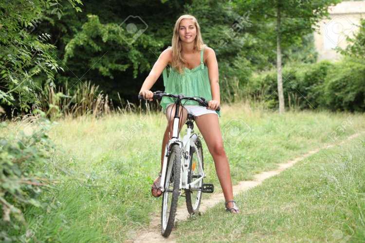 Девушка на велосипеде без
