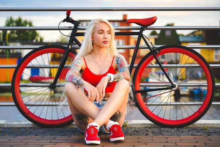 Фотомодель на велосипеде