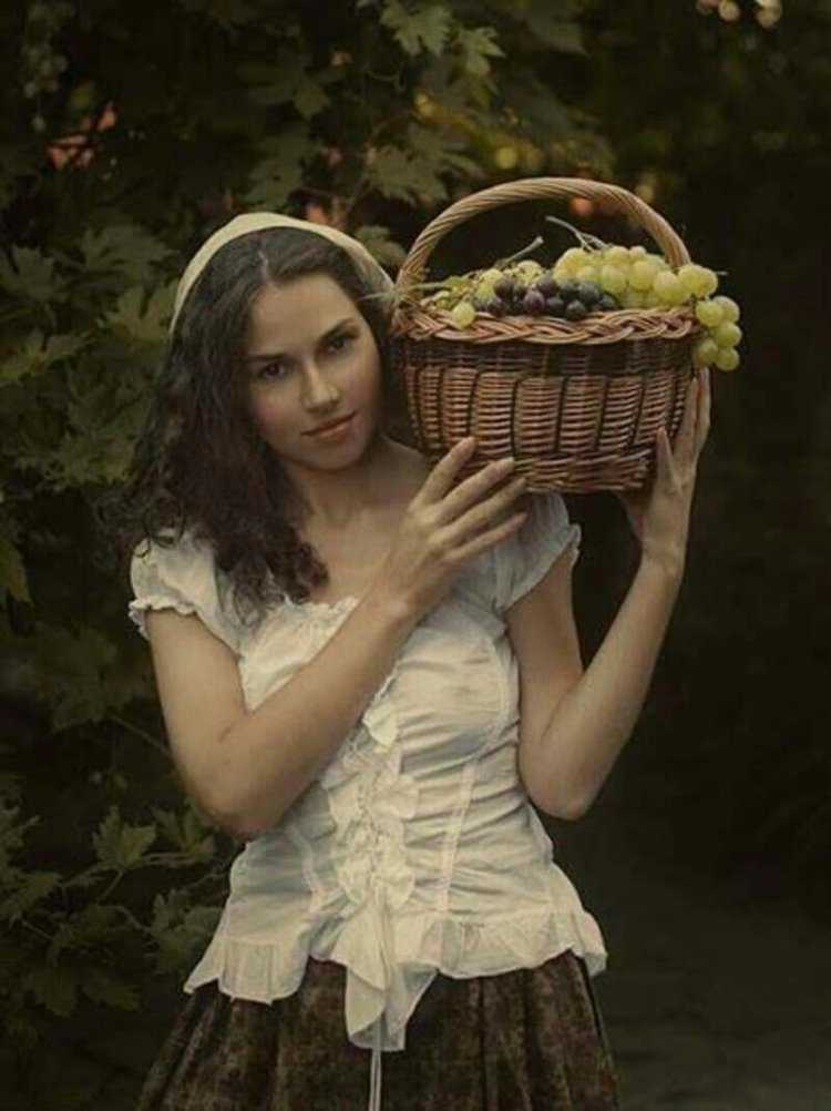 Брюнетка с 4 размером