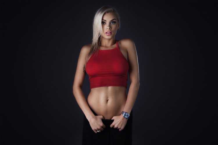 Девушка в топике