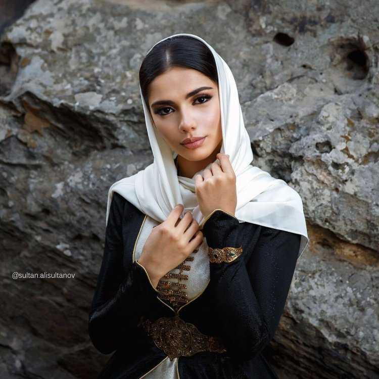 Грузинка девушка в национальном костюме22