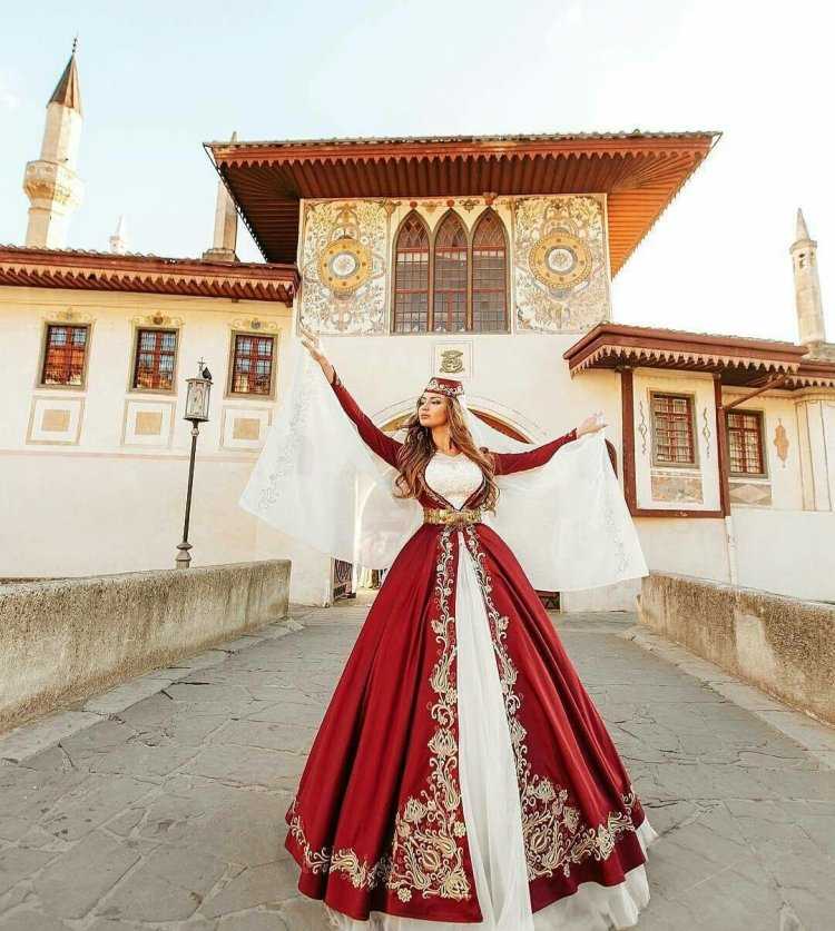 Армянка в национальном костюме с гранатом