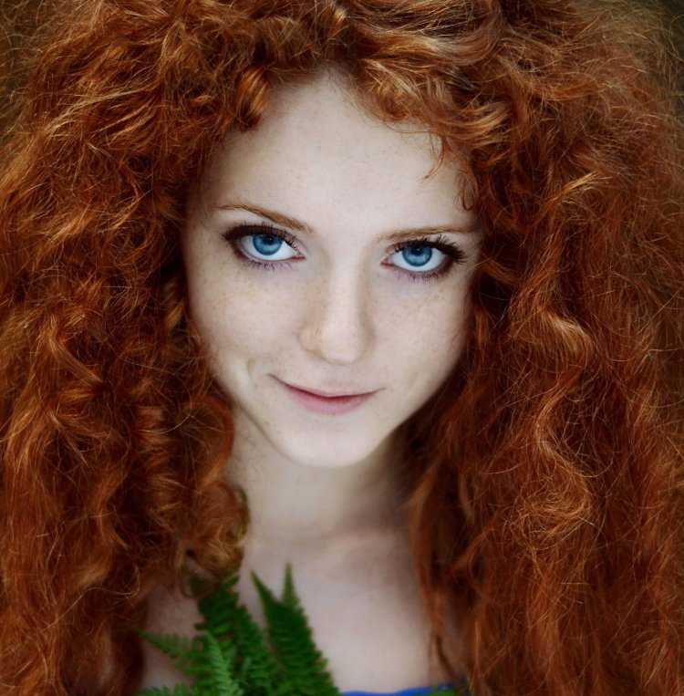 Рыжая кудрявая с голубыми глазами