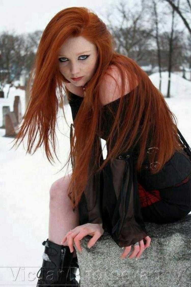 Девушка гот с рыжими волосами