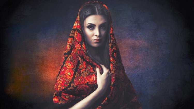 Восточные девушки в красных платках