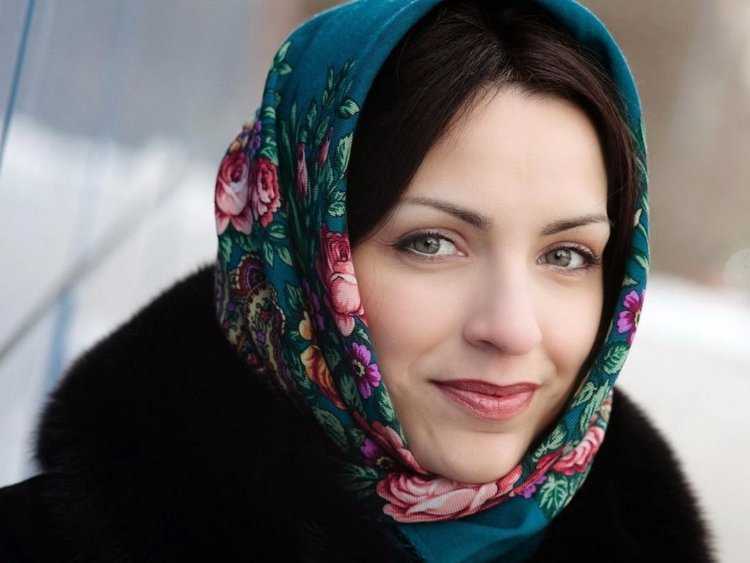 Скромная девушка в платке