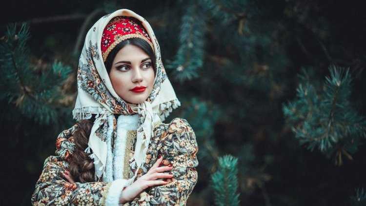 Девушка в платке