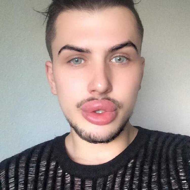 Парни с большими губами