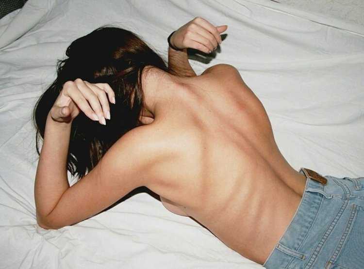 Худые ноги у девушки