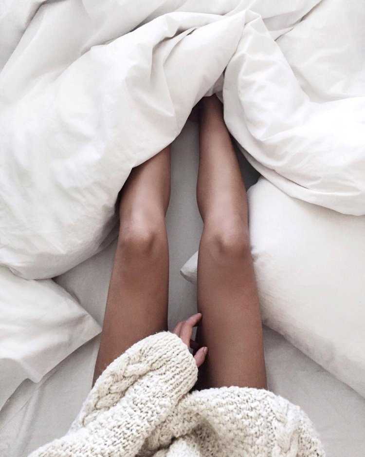 Ноги женские на кровати