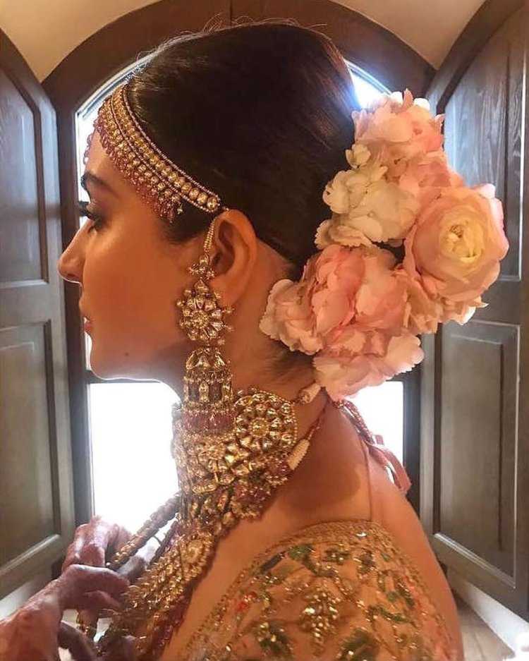 Цветы в прическе индианки