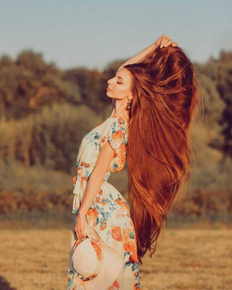 Длинные коса оранжевый волосы девушки