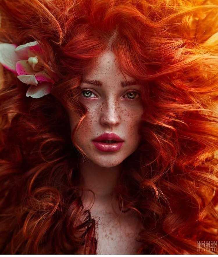 Женщина с рыжими волосами
