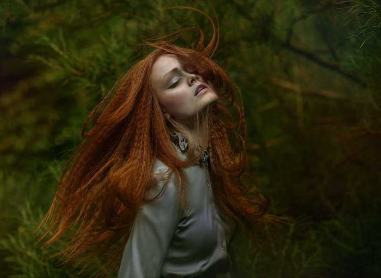 Ведьма с рыжими волосами