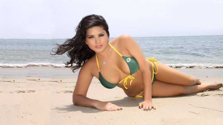 Санни Леоне в купальнике