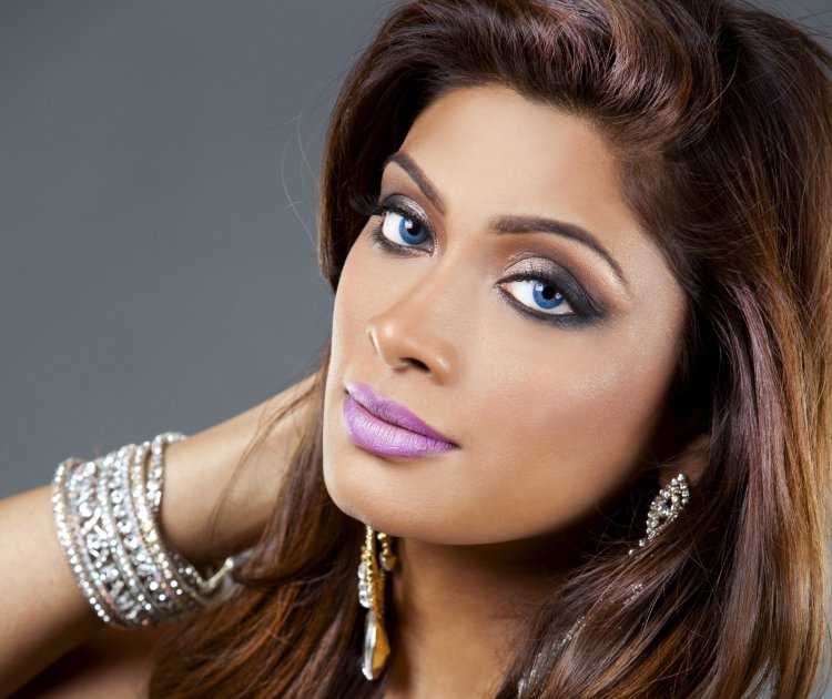 Зеленоглазая индийская девушка