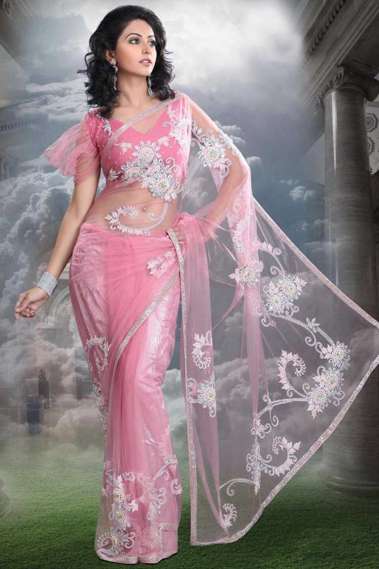 Селина Джейтли в Сари