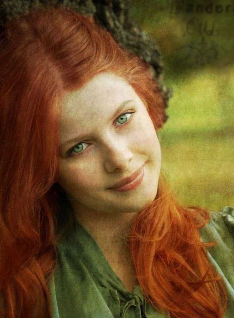 Рейчел Херд-Вуд с рыжими волосами