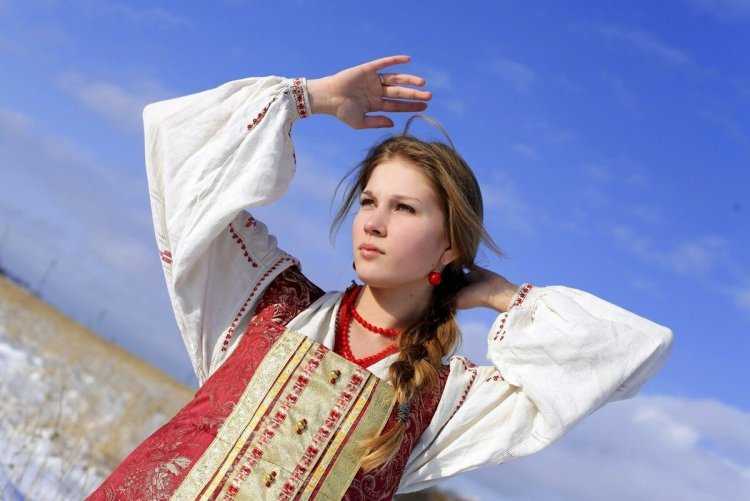 Девушка в сарафане русском народном