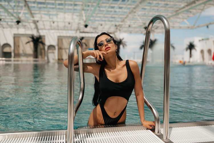 Красивые девушки в бассейне