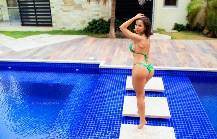 Лана Роудс в бассейне